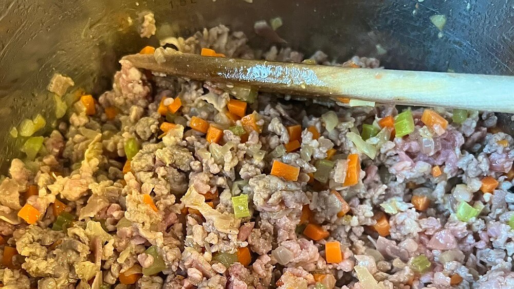restovanie ragú Bolognese na lasagne