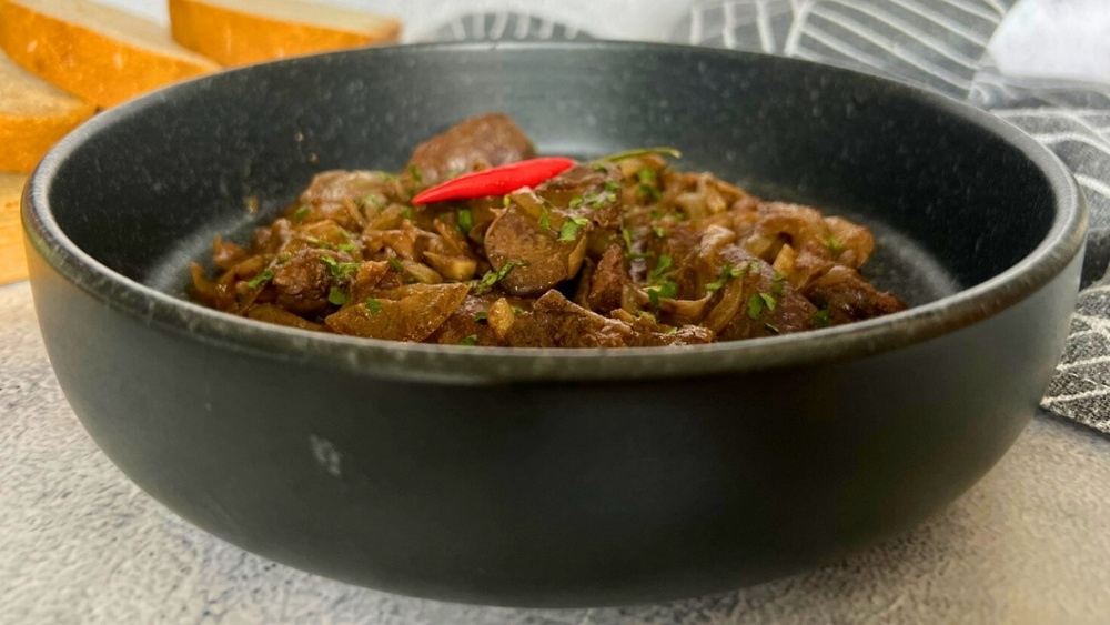 Kuracia pečienka na cibuľke na čiernom tanieri