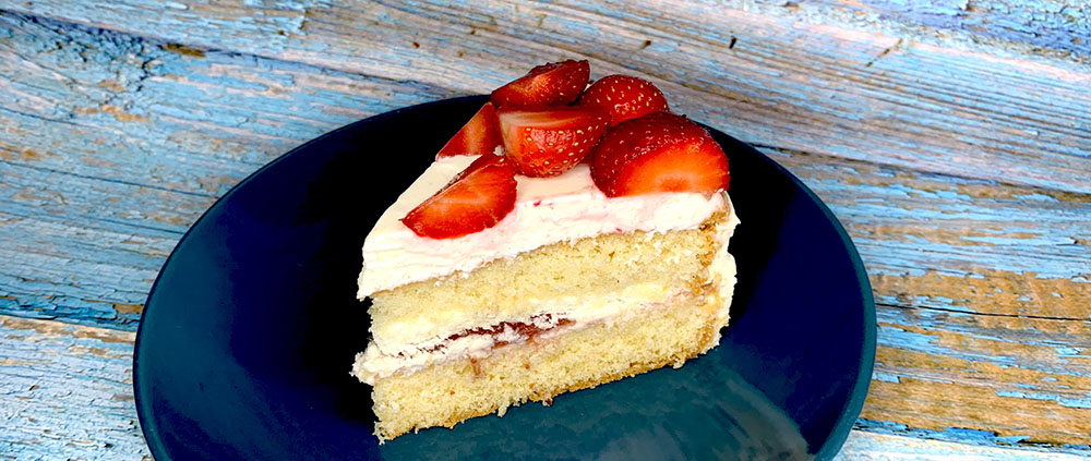 dezert s mascarpone a jahodami na modrom tanieriku