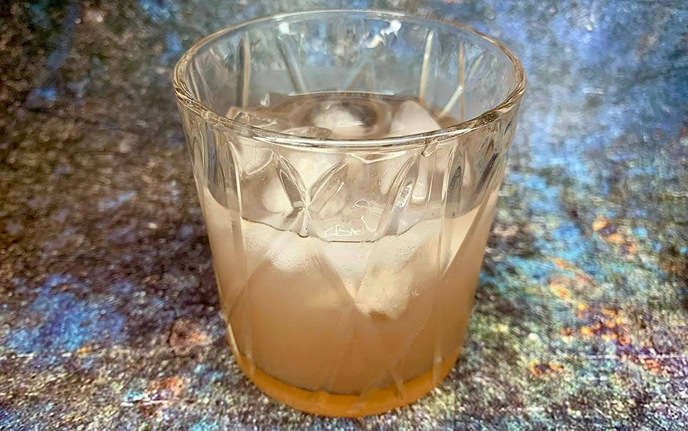 miešaný levanduľový nápoj s ginom 