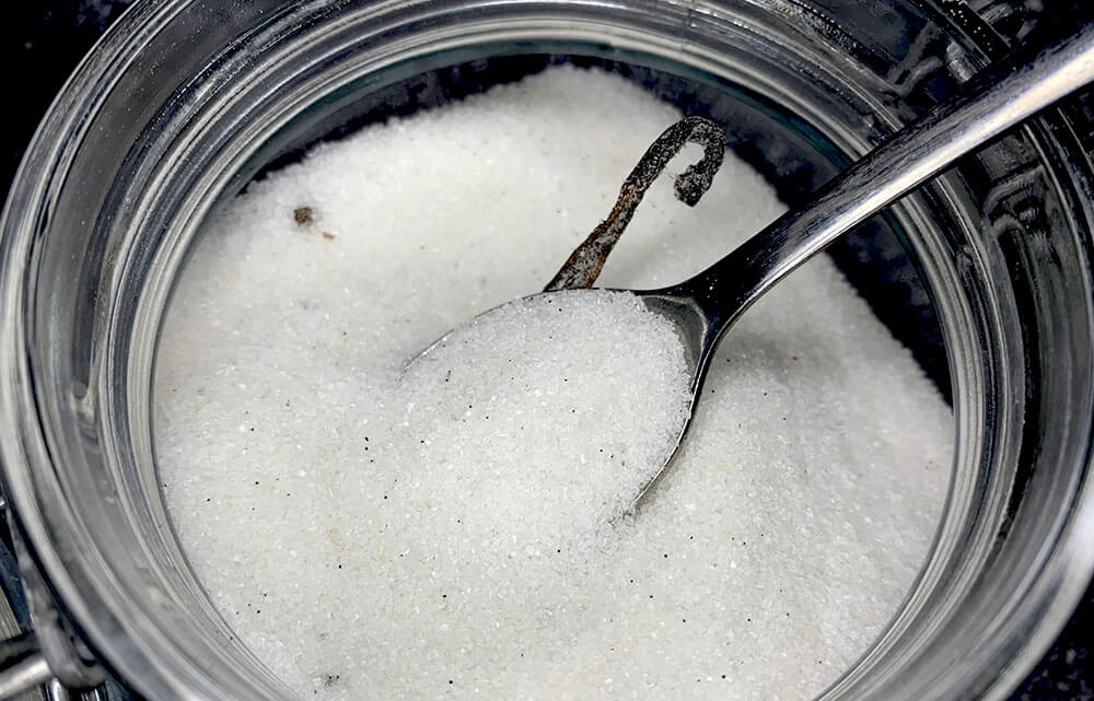 detail domáceho vanilkového cukru v zaváraninovom pohári