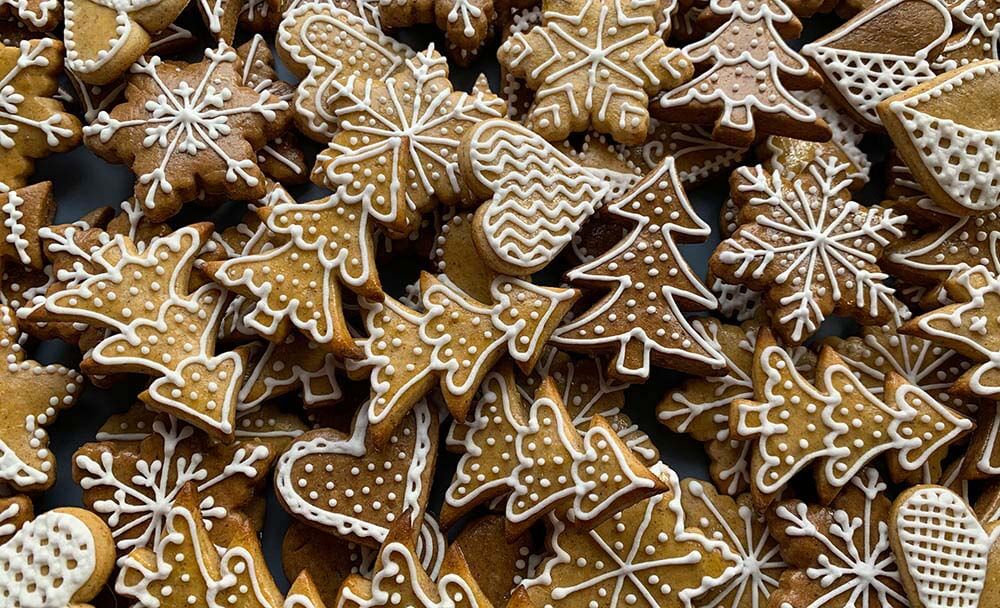 detail ozdobených vianočných medovníkov a perníkov z kvásku