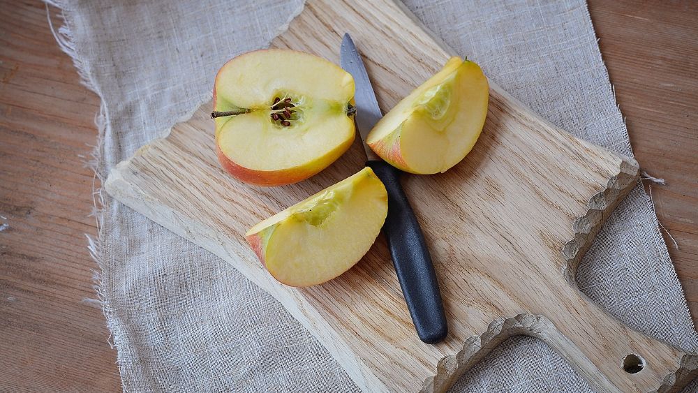 pokrájané jablko na denku