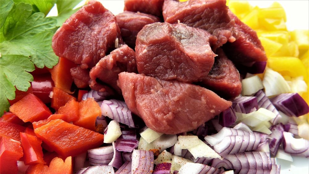 surové bravčové mäso so zeleninou