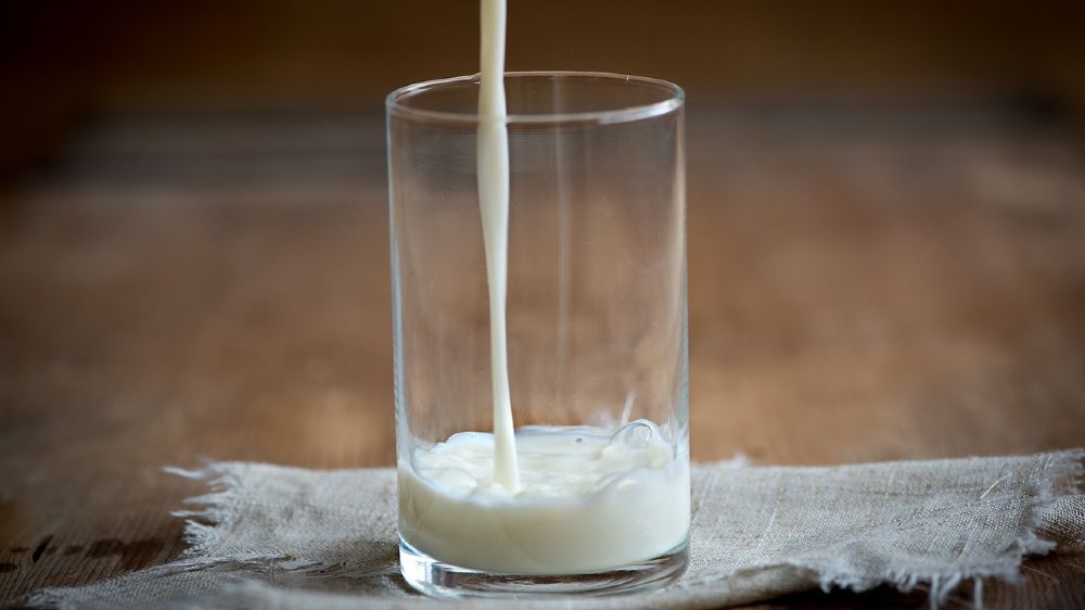 mlieko v sklenenom pohári