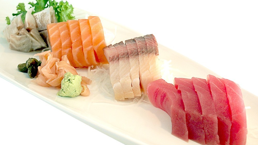 rybe mäso rôznych druhov naservírované na stole