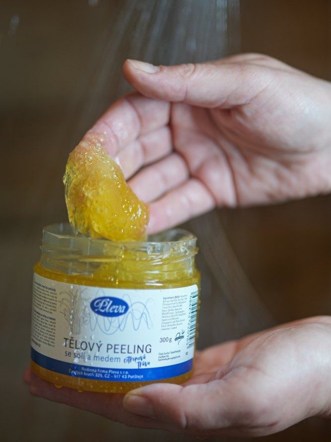 Pleva Telový peeling so soľou a medom citrónová tráva 300g