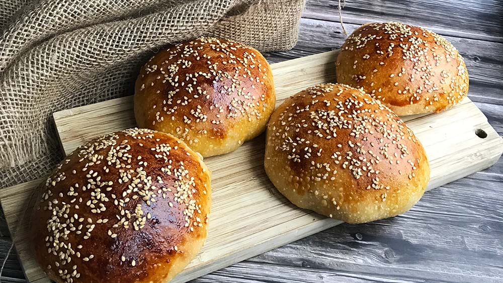 Burger žemle z kvásku – nadýchané bochníčky so sezamom a medom