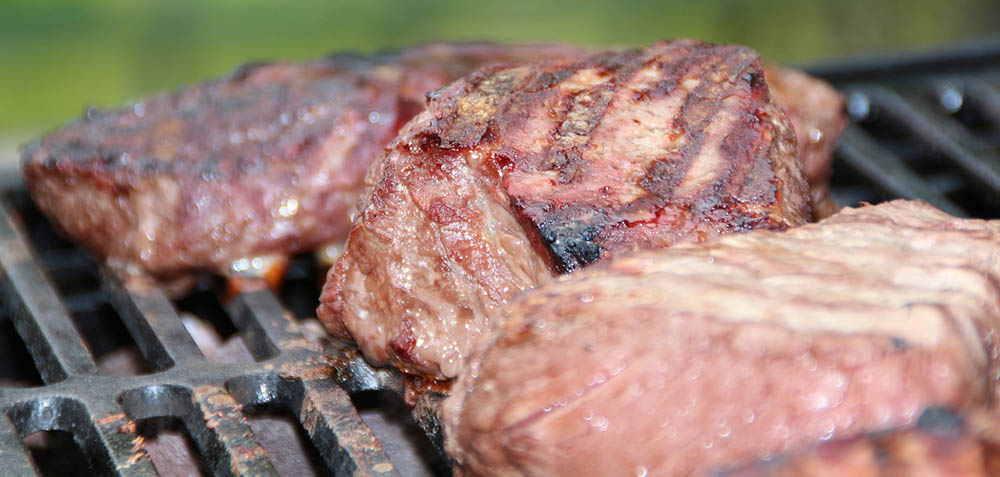 3 kusy mäsa grilované na grile