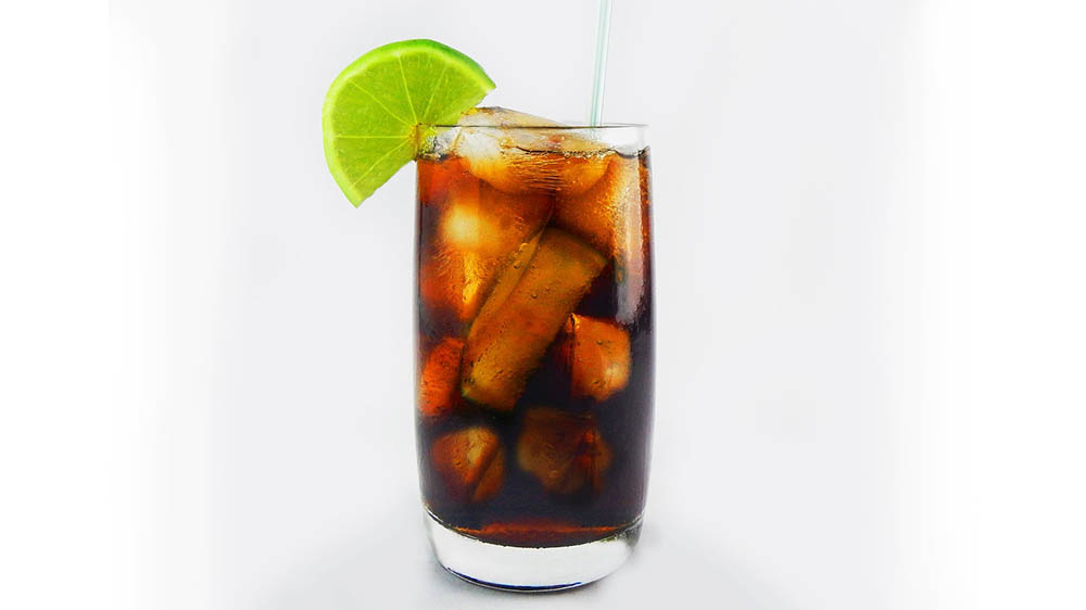 miešaný nápoj Cuba Libre v sklenenom pohári
