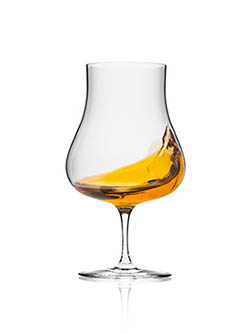 sklenený stopkový pohár od Rona na rum